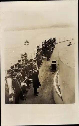 Ak Deutsche Matrosen in Linie salutieren auf einem Kriegsschiff, Musikkapelle