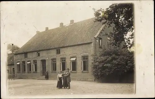 Foto Ak Nordseebad Tossens Butjadingen, Alte Schule, Straßenpartie