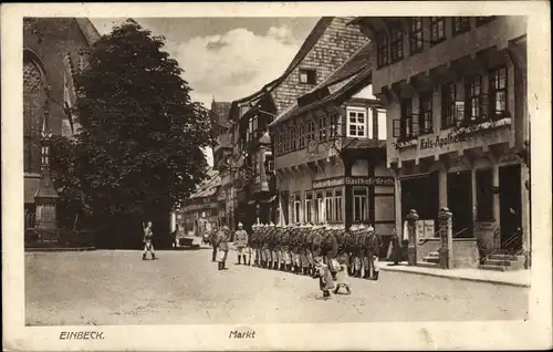 Ak Einbeck in Niedersachsen, Markt, Ratsapotheke, Soldaten in Reihe, Kaiserreich