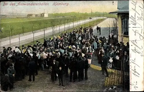 Ak Hamburg, bei den Auswandererhallen, Menschenansammlung