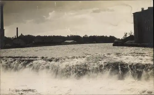 Foto Ak Frankreich?, Wasserpartie, Gebäude, Fabrik