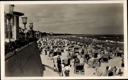 Foto Ak Seebad Binz auf Rügen, Strandpartie, Strandkörbe