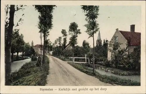 Ak Harmelen Utrecht Niederlande, Kerkdijk met gezicht op het dorp