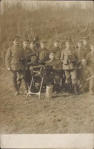 Foto Ak Deutsche Soldaten in Uniform, Maschinengewehr