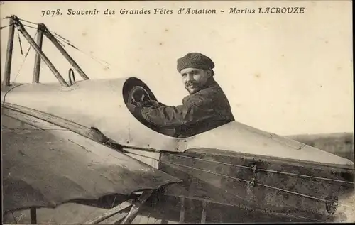 Ak Souvenir des Grandes Fetes d'Aviation, Marius Lacrouze, Pilot im Flugzeug