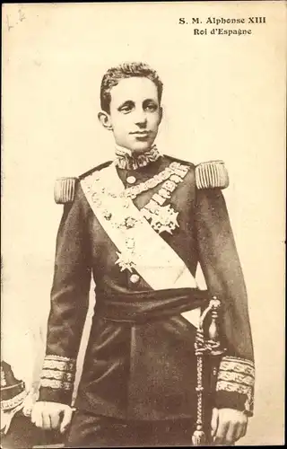 Ak Alfonso XIII,  König Alfons XIII. von Spanien, Portrait in Uniform, Orden