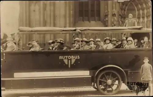 Foto Ak Touristen im Autobus vor dem Kölner Dom, Stadtrundfahrt