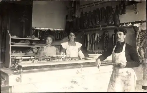 Foto Ak Aachen, Szene aus einem Fleischladen, Fleisch, Metzgerei