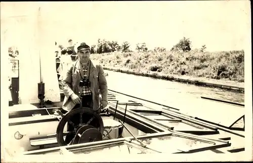 Foto Ak Berlin Schöneberg Friedenau, Flusspartie, Mann am Steuer, Boot