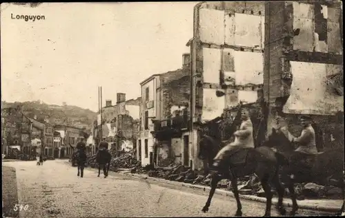 Ak Longuyon Meurthe et Moselle, Ruinen, zerstörte Häuser, berittene Soldaten, I. WK