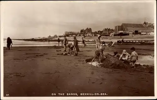 Ak Bexhill on Sea Sussex England, On the Sands