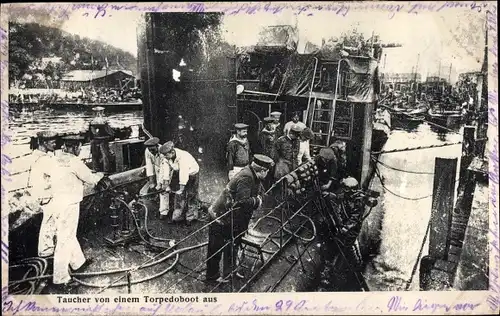 Ak Deutsches Kriegsschiff, Taucher auf einem Torpedoboot