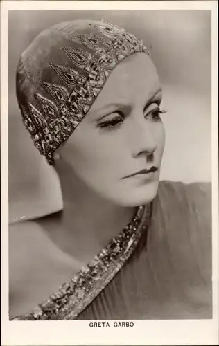 Ak Schauspielerin Greta Garbo, Portrait, Kopfbedeckung