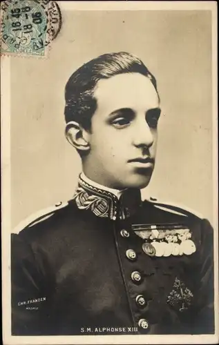 Ak Alfonso XIII, König Alfons XIII von Spanien, Portrait in Uniform, Orden