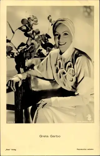 Ak Die Schauspielerin Greta Garbo, Portrait, Blumen
