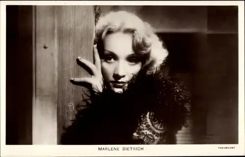 Ak Schauspielerin Marlene Dietrich, Portrait, Federschal