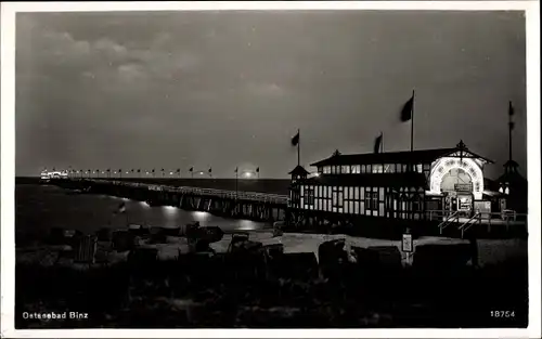 Ak Seebad Binz auf Rügen, Seebrücke, Nachtstimmung, Beleuchtung