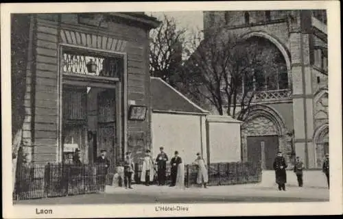 Ak Laon Aisne, l'Hôtel Dieu, Teilansicht, Kirchenportal