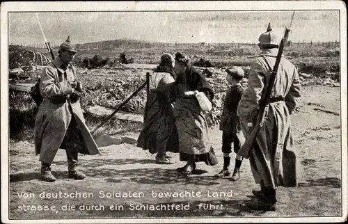 Ak Von deutschen Soldaten bewachte Landstraße, die durch ein Schlachtfeld führt, I WK