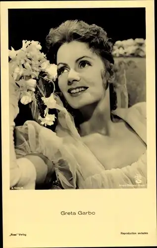 Ak Schauspielerin Greta Garbo, Portrait, Blumen