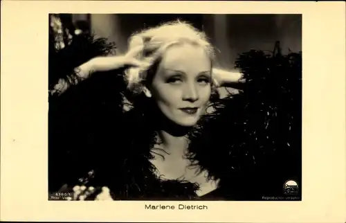 Ak Schauspielerin Marlene Dietrich, Portrait, Federschal