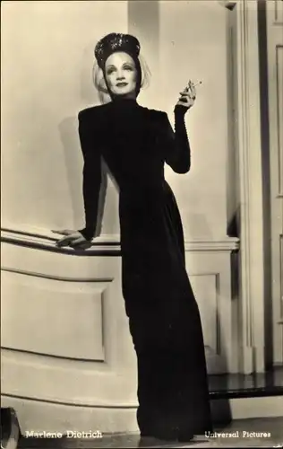 Ak Schauspielerin Marlene Dietrich, Portrait, Zigarette rauchend, Universal Pictures