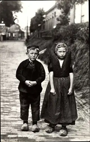 Ak Axel Kerkdreef Zeeland Niederlande, Kinder in Tracht