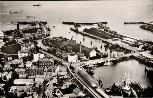 Ak Nordseebad Cuxhaven, alter Hafen mit Landungsbrücken und Schiffswerften, Vogelschau
