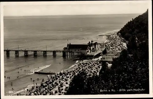 Ak Ostseebad Sellin auf Rügen, Blick vom Hochufer auf Seebrücke und Strand