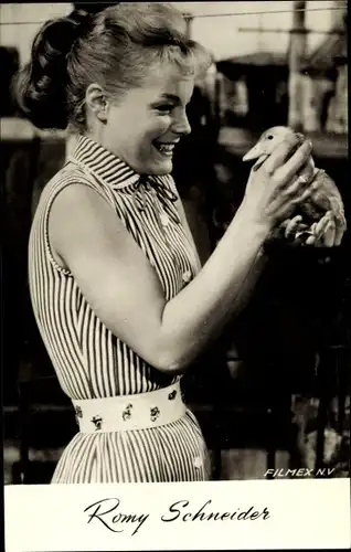 Ak Schauspielerin Romy Schneider im Film Monpti mit einer jungen Ente, Küken