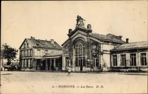 Ak Soissons Aisne, la Gare, Bahnhof Straßenseite