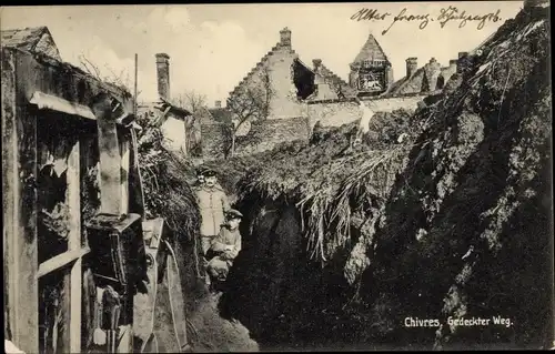 Ak Chivres Cote d'Or, Gedeckter Weg, Deutsche Soldaten im Schützengraben, Häuserruinen, I. WK