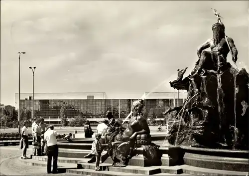 Ak Berlin Mitte, Neptunbrunnen, Palast der Republik