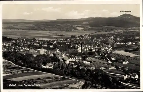 Ak Salach im Filstal, Hohenstaufen, Blick auf den Ort, Fliegeraufnahme