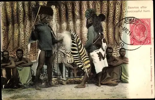 Ak Basutos after successful hunt, afrikanische Jäger, Tierfelle