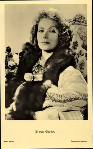 Ak Schauspielerin Greta Garbo, Portrait, Pelz