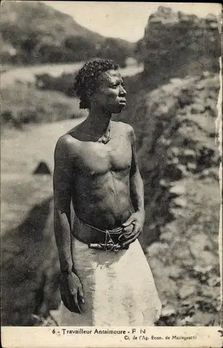 Ak Afrika, Travailleur Antaimoure, Junger Mann, Portrait