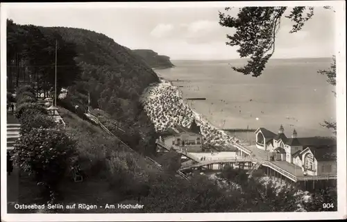 Ak Ostseebad Sellin auf Rügen, Blick vom Hochufer auf Seebrücke und Strand