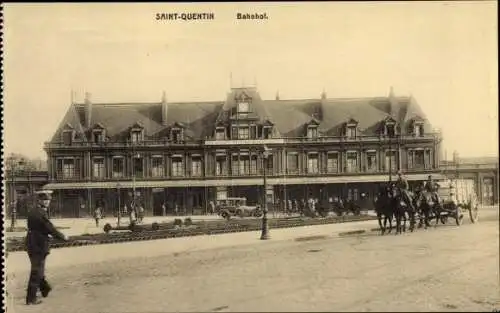 Ak Saint Quentin Aisne, Gare, Bahnhof, Straßenseite, Fuhrwerk