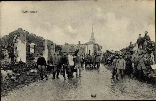 Ak Dannevoux Meuse, Kriegszerstörungen I. WK, Deutsche Soldaten