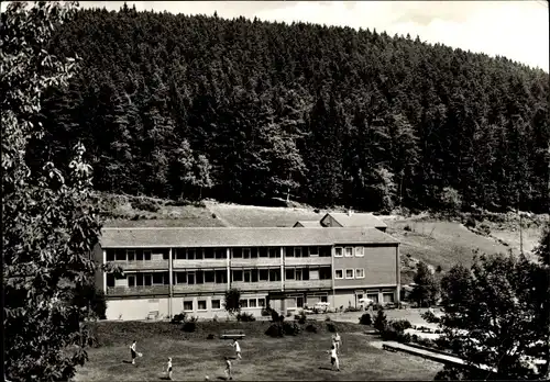 Ak Enzklösterle im Schwarzwald, Familienferienhaus am Ronbach, fußballspielende Kinder