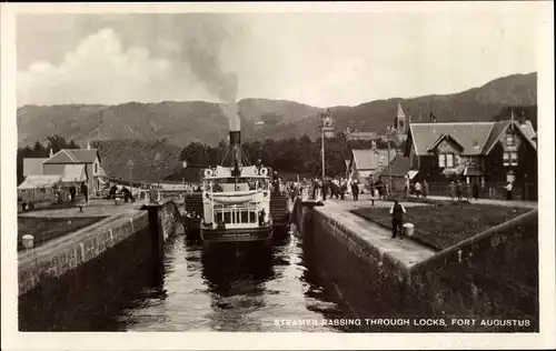 Ak Fort Augustus Schottland, Steamer passing through Locks