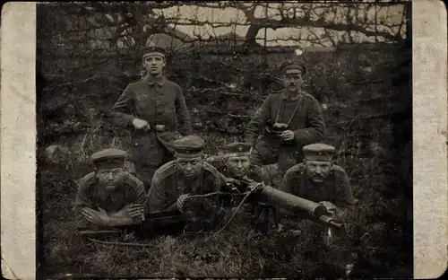 Foto Ak Deutsche Soldaten in Uniformen mit Maschinengewehr, I WK