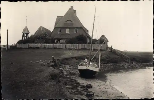 Foto Ak Hallig Hooge Nordfriesland, Kirchwarft, Segelboot