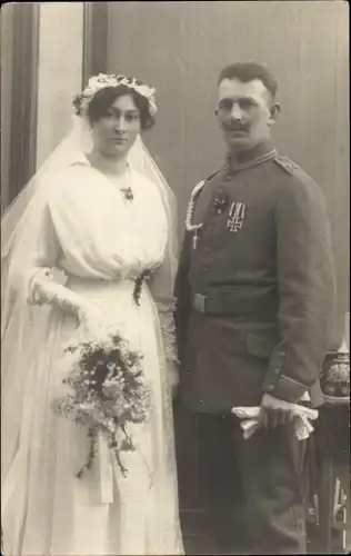 Foto Ak Deutscher Soldat in Uniform, Eisernes Kreuz, Hochzeit, Braut