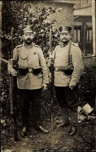 Foto Ak Deutsche Soldaten in Uniform, Bajonette, Zigaretten, I. WK