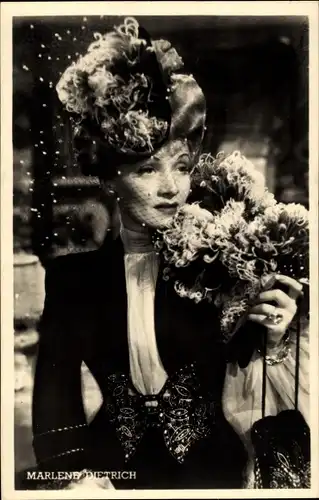 Ak Schauspielerin Marlene Dietrich, Portrait, Hut, Fächer