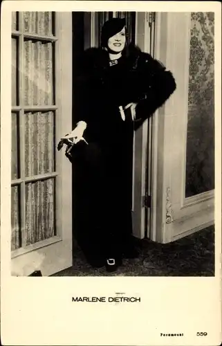 Ak Schauspielerin Marlene Dietrich, Standportrait