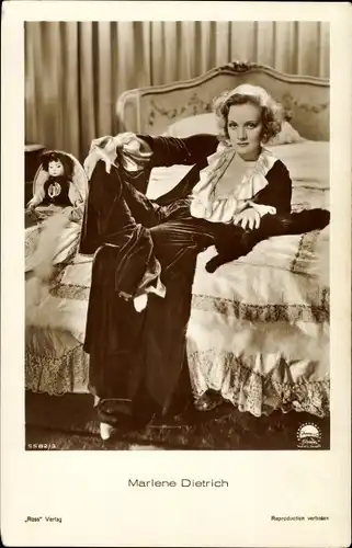 Ak Schauspielerin Marlene Dietrich, Portrait, Puppe, Ross Verlag 5582/3