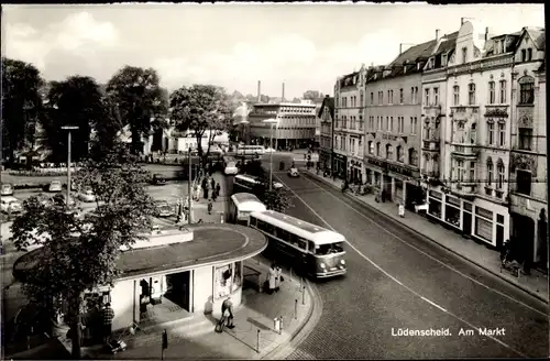 Ak Lüdenscheid im Märkischen Kreis, Partie am Markt, Autobusse